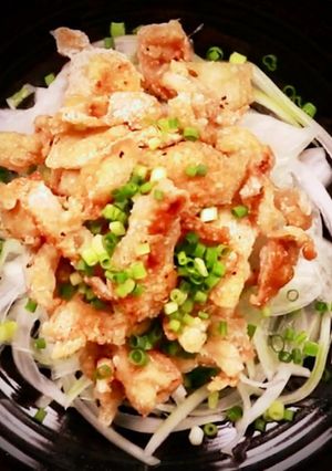 カリカリ鳥皮&オニオンスライスサラダ-レシピのメイン写真