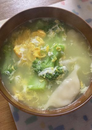 ブロッコリーと水餃子のおかずスープ-レシピのメイン写真