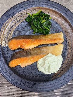 鮭のムニエルとガーリックバジルヨーグルト-レシピのメイン写真