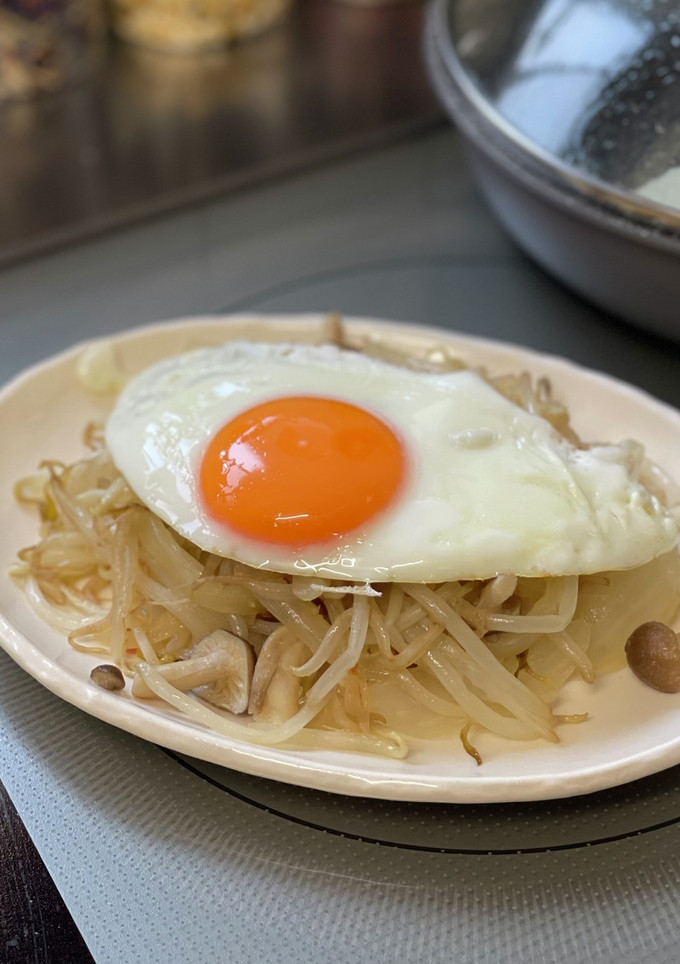 もやしは便利！目玉焼きもやし炒め-レシピのメイン写真