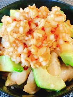 鶏むね肉とアボカドのピリ辛玉ねぎダレ丼-レシピのメイン写真