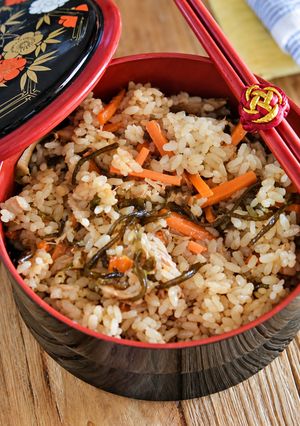 ツナと塩昆布の炊き込みご飯【冷凍作り置き】-レシピのメイン写真