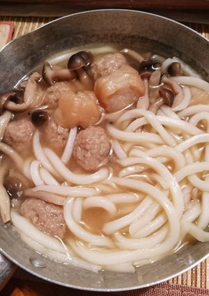 肉団子、しめじ、お麩のうどん煮込み-レシピのメイン写真