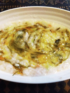 レトルトの鮭粥に生卵とめかぶ-レシピのメイン写真