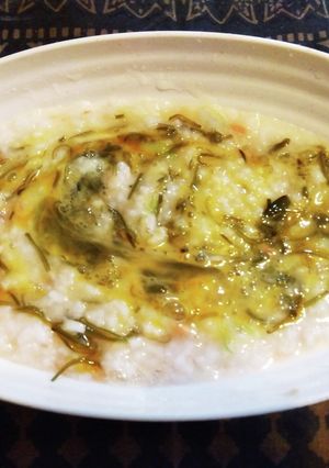 レトルトの鮭粥に生卵とめかぶ-レシピのメイン写真