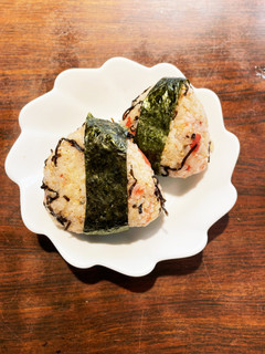 かつお梅と塩昆布の胡麻海苔巻きお握り-レシピのメイン写真