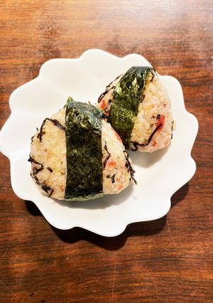 かつお梅と塩昆布の胡麻海苔巻きお握り-レシピのメイン写真
