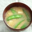 木綿豆腐と絹さやの味噌汁