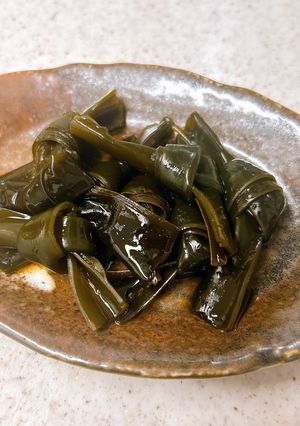 出汁をとった昆布で♪結び昆布煮-レシピのメイン写真