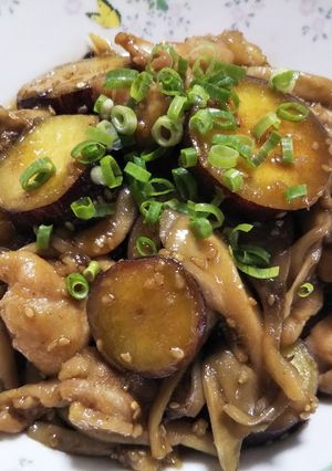鶏もも肉とさつま芋ときのこの甘辛ゴマ炒め-レシピのメイン写真