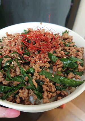 豚挽肉のニラピリ辛丼-レシピのメイン写真