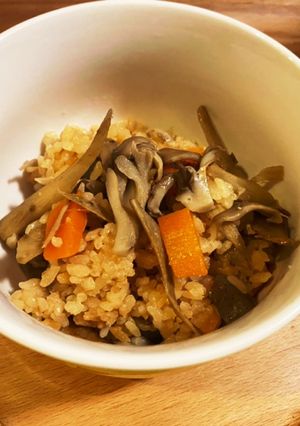 根菜と舞茸の味噌バタ炊き込みご飯-レシピのメイン写真