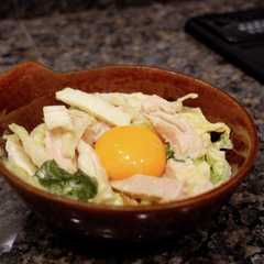 รูปของ 中華風チキン月見サラダ