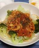 ささみ肉を食べるミートソース