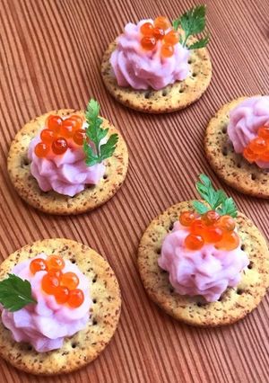 ピンクのポテトピュレとイクラのカナッペ-レシピのメイン写真