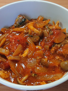 サバと玉ねぎとしめじのトマト煮カレー風味-レシピのメイン写真
