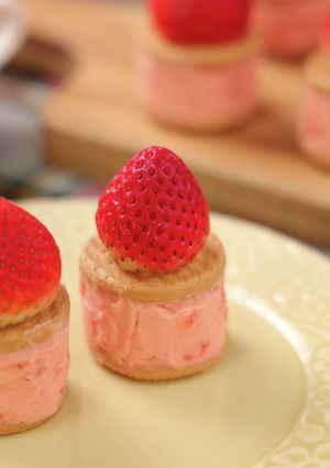 クリスマスキャンドルのいちごバターサンド-レシピのメイン写真
