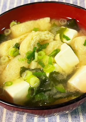 豆腐とわかめと油揚げの味噌汁-レシピのメイン写真