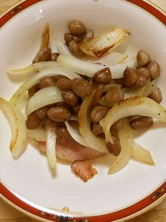 ベーコンと落花生と玉ねぎの炒め物-レシピのメイン写真