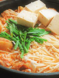 鶏もも肉と豚バラ肉ともやしの赤辛鍋-レシピのメイン写真