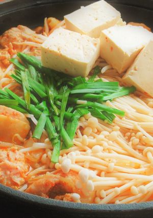 鶏もも肉と豚バラ肉ともやしの赤辛鍋-レシピのメイン写真