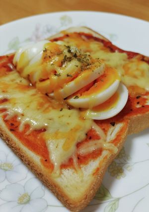 #トーストアレンジ 茹で卵のピザトースト-レシピのメイン写真