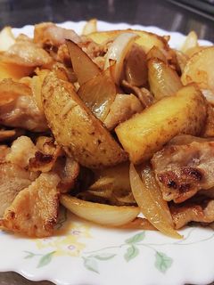 調味料2つ!豚バラ肉と玉葱とポテト炒め-レシピのメイン写真