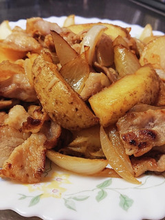 調味料2つ!豚バラ肉と玉葱とポテト炒め-レシピのメイン写真