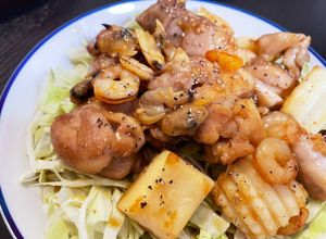 激うま！鶏肉とシーフードのガリバタ炒め-レシピのメイン写真