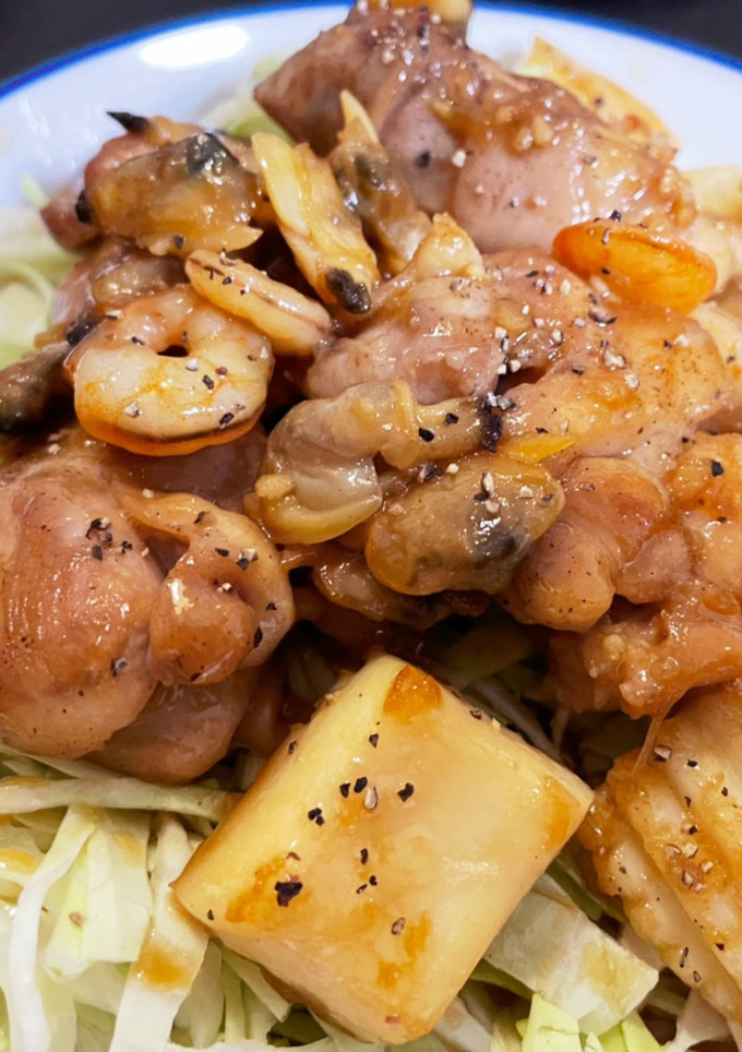 激うま！鶏肉とシーフードのガリバタ炒め-レシピのメイン写真