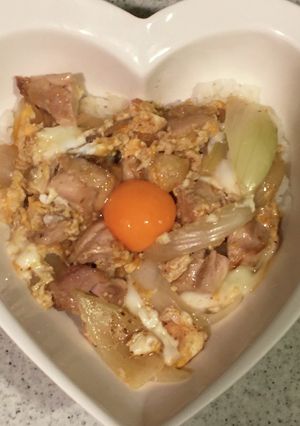 グリルで作る親子丼　真ん中に生卵の黄身-レシピのメイン写真