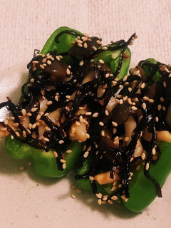 “丸ごとピーマン皿しめじゴマ昆布煮和え”-レシピのメイン写真