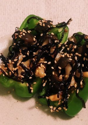 “丸ごとピーマン皿しめじゴマ昆布煮和え”-レシピのメイン写真
