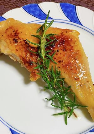 漬けて焼くだけ！鶏もものローズマリー焼き-レシピのメイン写真