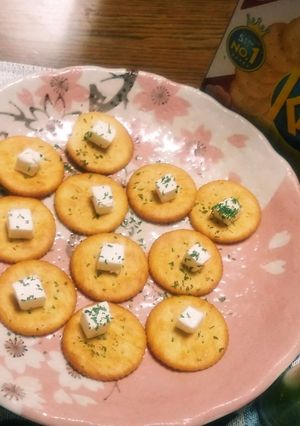 リッツにクリームチーズon！-レシピのメイン写真
