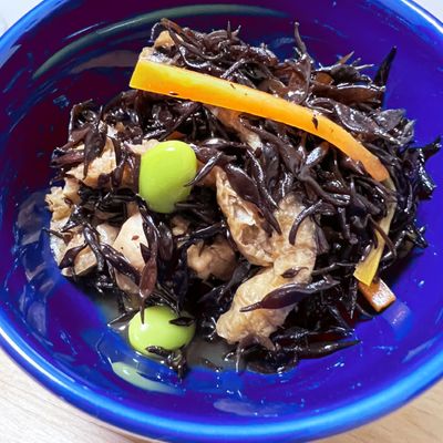 基本☆シンプル！鶏肉入りひじきの煮物 by モモとミルキィ