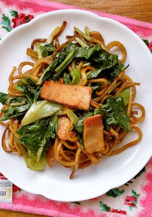 小松菜とレタスとハムのソース焼きそば♪-レシピのメイン写真