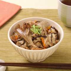 รูปของ 塩こんぶとまいたけの炊き込みご飯