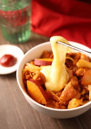 お芋がほっこり♪のびるチーズタッカルビ丼-レシピのメイン写真