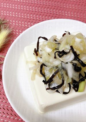 ごま油香る～白ねぎと塩昆布のせ冷奴-レシピのメイン写真