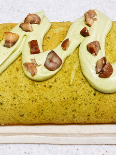 ふわふわ抹茶ロールケーキ☆小豆餡と甘栗♪-レシピのメイン写真