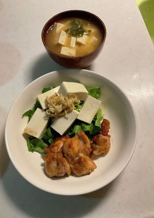 豆腐野菜サラダ、焼き肉、味噌汁-レシピのメイン写真