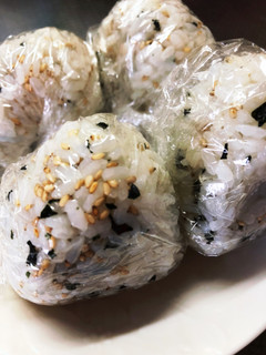 胡麻とワカメのおにぎり-レシピのメイン写真