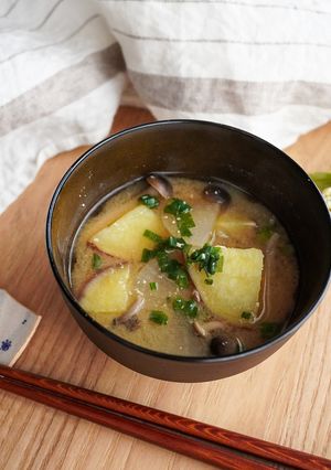 【秋に食べたい】さつまいもと大根の味噌汁-レシピのメイン写真