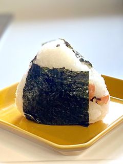 鮭と塩昆布(昆布の佃煮)の二刀流おにぎり-レシピのメイン写真