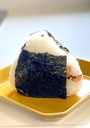 鮭と塩昆布（昆布の佃煮）の二刀流おにぎり-レシピのメイン写真