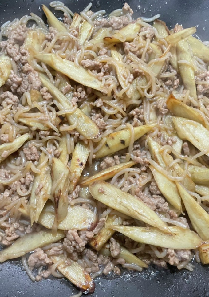 ごぼうとひき肉と糸こんにゃく炒め-レシピのメイン写真