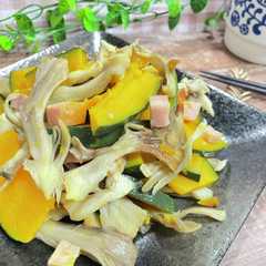 รูปของ 簡単！カボチャ舞茸ベーコンのオイル蒸し
