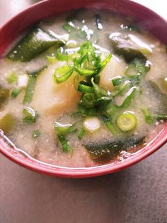 じゃがいもとわかめの味噌汁-レシピのメイン写真