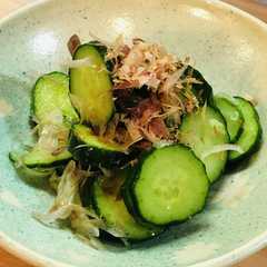 รูปของ 塩と醤油だけ☆みょうがきゅうりの鰹節和え